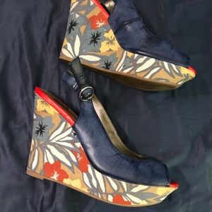 Guess like new wedge sandals! Sz 7.5